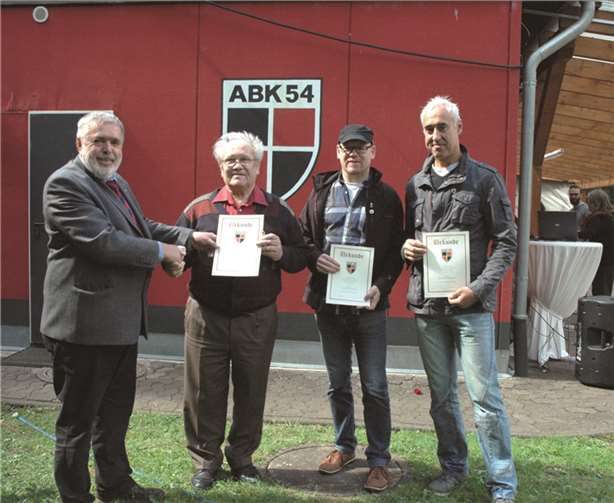 Wilfried Schmitz (v. l.) zeichnete Hans Ruhnke für 50 Jahre, Andreas Hupperich und Berthold Weidenbach für jeweils 25 Jahre Mitgliedschaft aus.
