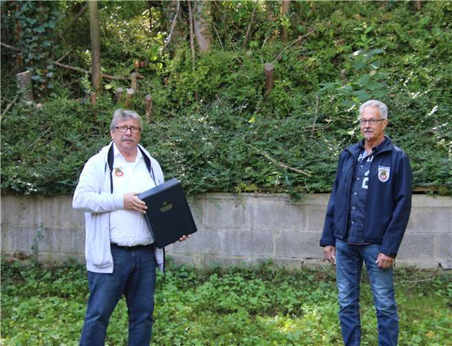Wilfried Schragen wird für sportliche Erfolge geehrt.