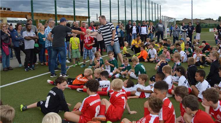 Wilfried Schwarz vom Sponsor Vito und der Zweite Vorsitzende Marc Göttlicher bei der Verteilung der Medaillen an die F-Jugend.