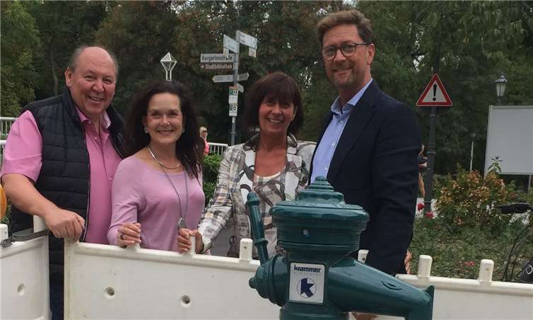 Wilfried Sommer (li.) und Detlef Odenkirchen (re.) in Begleitung ihrer Frauen, freuen sich über den schönen Trinkbrunnen in Bad Neuenahr, der künftig den Bürgern und Gästen allzeit erfrischendes Trinkwasser zu bieten hat. privat