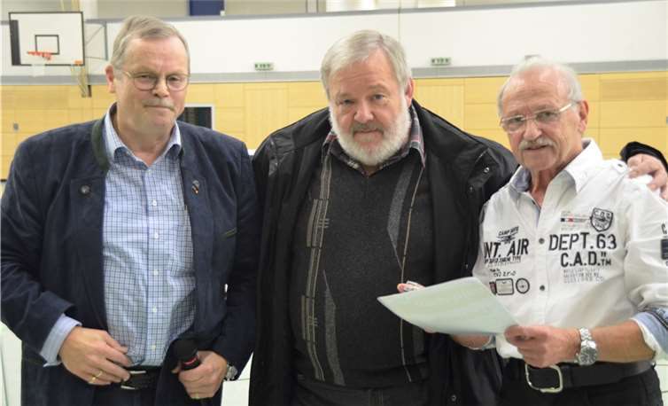 Wilfried Wirths (Mitte), VVR-Geschäftsführer Spielbetrieb und Kurt Müller (links), Vorsitzender VC Eintracht Mendig, gratulieren dem neuen Träger, Günter Tretschok (Rechts), der Goldenen Ehrennadelprivat