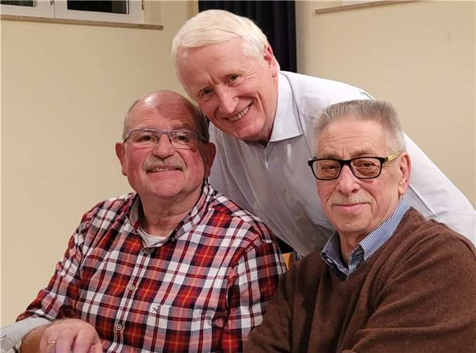 Wilfried Wirz, Heinz Schmitz und Dieter Flother (von rechts) wurden als Vorsitzender, Chronist und Kassenwart der Volleyball Alte Herren Rheinbreitbach einstimmig in ihren Ämtern bestätigt.  Foto: Leo Korf