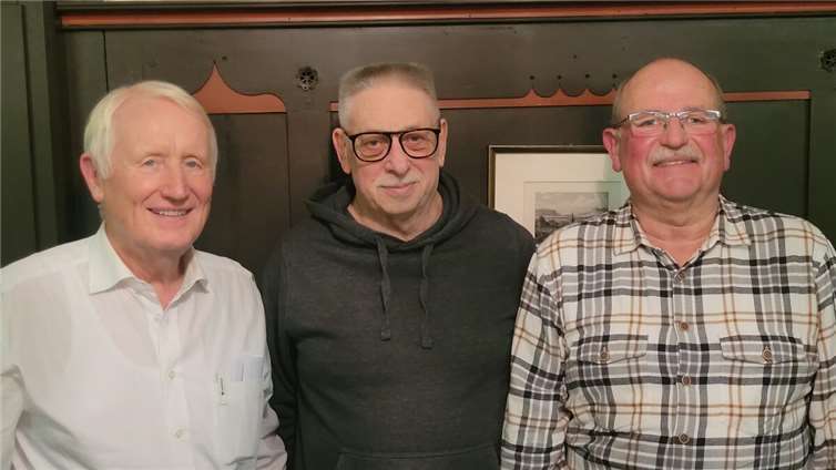 Wilfried Wirz (Mitte), Heinz Schmitz (links) und Dieter Flother wurden als Vorsitzender, Chronist und Kassenwart der Volleyball Alte Herren Rheinbreitbach einstimmig in ihren Ämtern bestätigt.Foto: Leo Korf