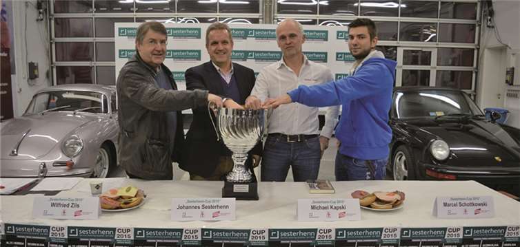 Wilfried Zils (Abteilungsleiter SG 2000), Johannes Sesterhenn (Titelsponsor), Michael Kapski (Geschäftsführer Spot Repair Center) und Marcel Schottkowski (Inhaber Gesundarium) freuen sich auf den Sesterhenn-Cup 2015. privat