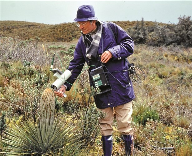 Wilhelm Lauer am Paramo de Papallacta, Ecuador, 4.200 Meter über den Meer, er nimmt physiologische Messungen an Polsterpflanzen vor. Die Daten ergänzen Klima- und bodenkundliche Daten zur Erklärung der geoökologischen Gesamtsituation und des Landschaftshaushaltes.Foto: D. Rafiqpoor