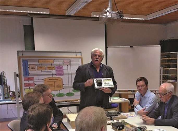 Wilhelm Valler, Bereichsleiter Höhere Berufsfachschule für Automatisierungstechnik, erklärt den Schulleitern die Funktion einer speicherprogrammierbaren Steuerung (SPS) der Firma Siemens. privat