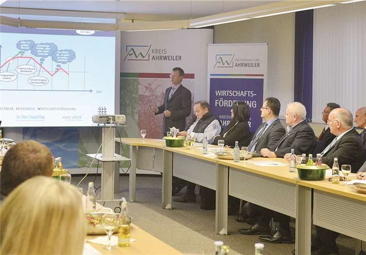 Will Firmen fit machen: Dr. Wolfgang Herz (stehend), hier bei der Auftaktveranstaltung im Ahrweiler Kreishaus.Kreisverwaltung Ahrweiler