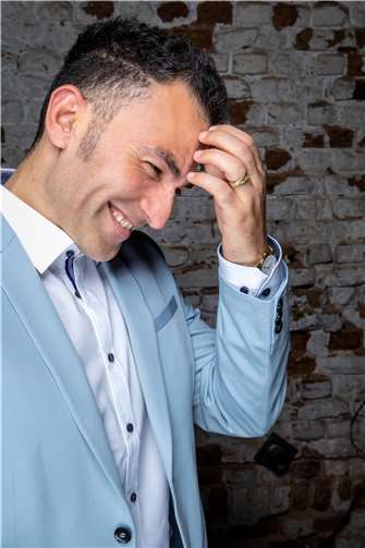 Will an zwei Tagen bei Kabarett am Gelbach auch mit den Veranstaltern ein Zeichen gegen Nazis unter uns setzen: der bekannte Kabarettist Fatih Cevikkollu. Foto: Köln Pool/Anke Köwenig