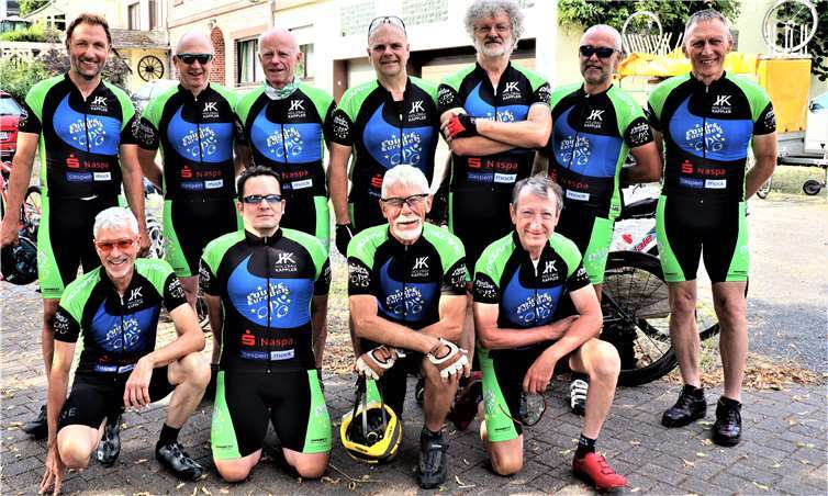 Will nicht nur sportlich radeln, sondern auch zum Klimaschutz beitragen: die Equipe EuroDeK vor dem Start zur SALM-Etappenfahrt am Brunnenlatz in Horbach. Foto: privat