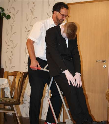 Willi Beierle deponiert umständehalber eine steife Leiche in Wohnung, was für amüsantes Chaos sorgt.