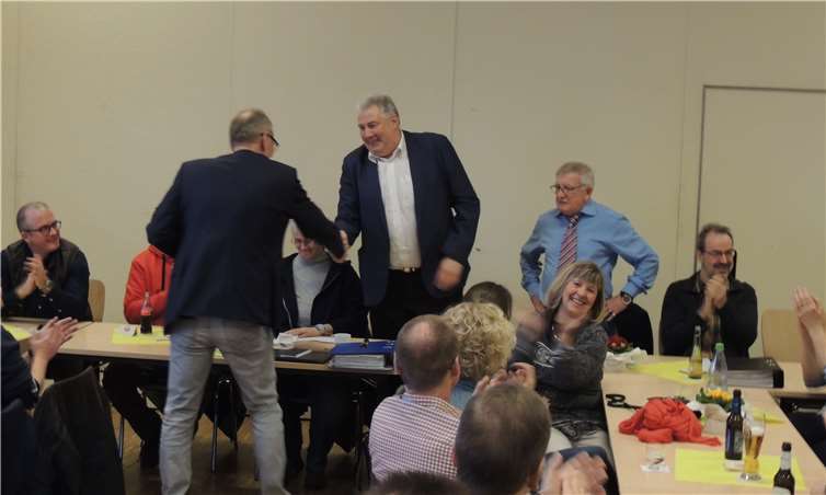 Willi Engel, Vorsitzender des Trägervereins, und Karl-Heinz Arzdorf, Ortsvorsteher von Koisdorf, danken Hans-Peter Knops.Foto: privat