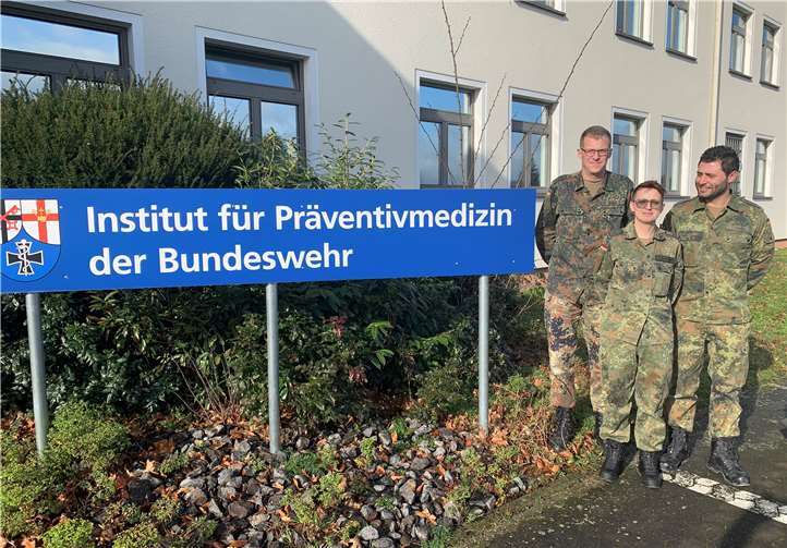 Willi Ens, Franziska Lehmann und Amin Fadel (v.l.n.r.) kümmern sich um die Interessen der Mitarbeiter.Foto: Deutscher BundeswehrVerband