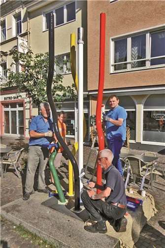 Willi Feldges (v. l.), Thomas Köning, Harald Mittnacht und Wolfgang Dahl (kniend) sorgten dafür, dass das „Politikum“ nun wieder in frischen Farben strahlt. privat