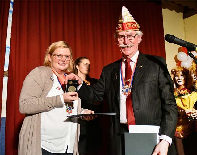 Willi Fuhrmann überreichte im Namen der RKKdie Verdienstmedaille in Bronze an Meninas-Trainerin Simone Gasper.