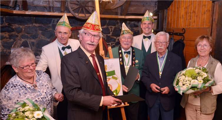 Willi Fuhrmann zeichnet Erich Odenthal (4.v.r) und Helmut Hausen (2.v.r.) aus.-AB-