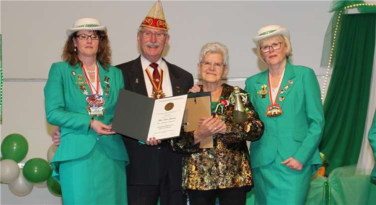 Närrisches Jubiläum mit Rückschau und Ehrungen Willi Fuhrmann zeichnete Hilde Wolter (2. v. re.) mit der Goldenen Verdienstmedaille des RKK und Karin Schröder (rechts) mit der Goldenen Verdienstmedaille am Bande des RKK aus.