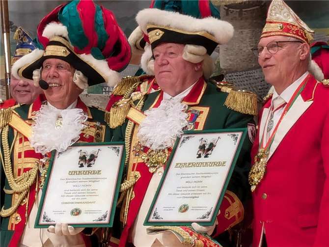 Willi Hohn (Mitte) erhielt von Wilfried Eichen (l.) eine Urkunde für seine langjährige Tätigkeit als Kommandant der Stadtsoldaten. Fotos: KS