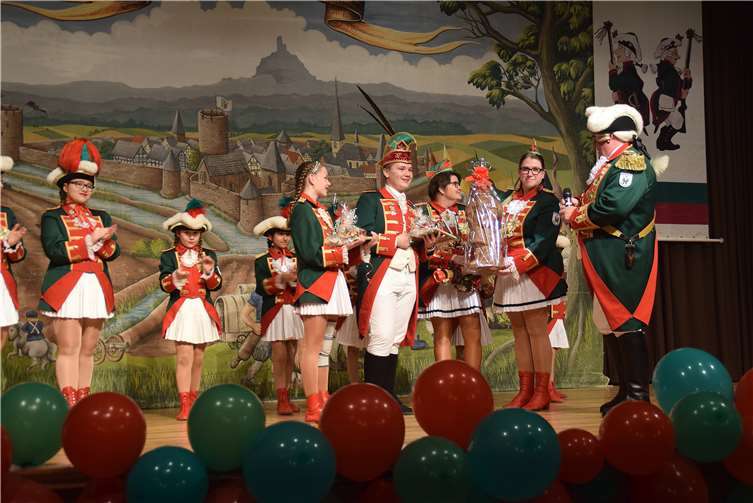 Willi Hohn (r.) verabschiedet das Kinderprinzenpaar Max I. und Anika I. und überreicht ihnen süße Präsente.