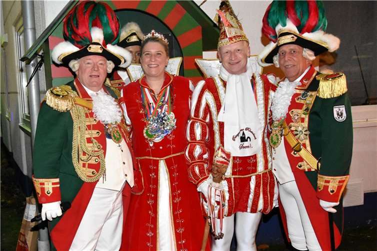 Willi Hohn und Wilfried Eichen freuten sich beim Aufstellen des Wachhäuschens, das Prinzenpaar der Rheinbacher Kernstadt Prinz Sven I. und Prinzessin Tanja begrüssen zu können. Fotos: EICH