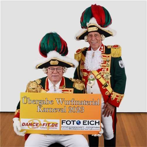 Willi Hohn und Wilfried Eichen von dem Stadtsoldatencorps Rheinbach bedanken sich für die großzügige Spende.  Foto: Alfred Eich