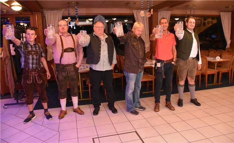 Willi Hohn von den Stadtsoldaten liessen es sich nicht nehmen, beim Bierkrugstemmen dabei zu sein. ( 3.v.l.)