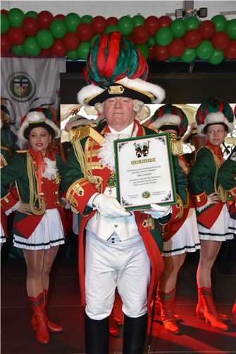 Willi Hohn wurde für 45 Jahre Mitgliedschaft beiden Rheinbacher Stadtsoldaten ausgezeichnet.