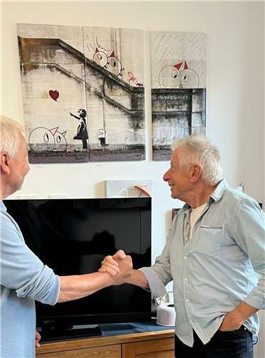 Willi Jung (r.) mit „besiedeltem“ Banksy-Druck.  Foto: privat