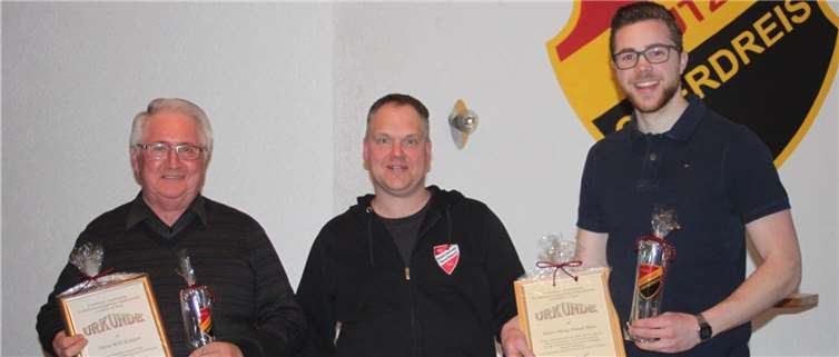 Willi Kemper (li., Vorsitzender Uwe Hütt, Philip Pascal Born (re.).privat