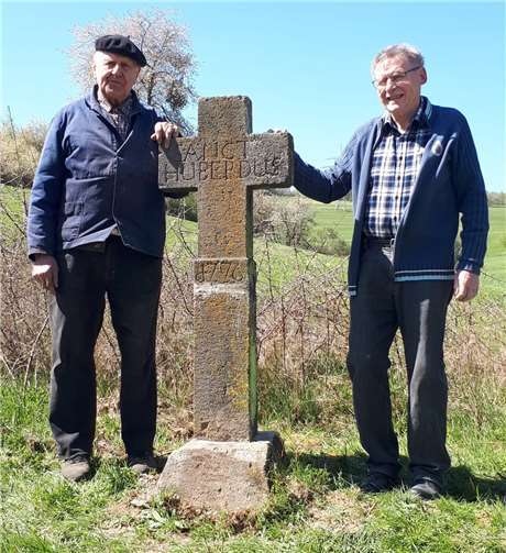 Willi Kiesewalter und Franz-Josef Eich, beide Mitglieder im Vorstand des Vereins für Heimatpflege Adenau, nutzten die Corona bedingte Zwangspause bei den Vereinsaktivitäten, um das beschädigte Hubertuskreuz im Wimbachtal zu restaurieren und zu richten.Foto: privat