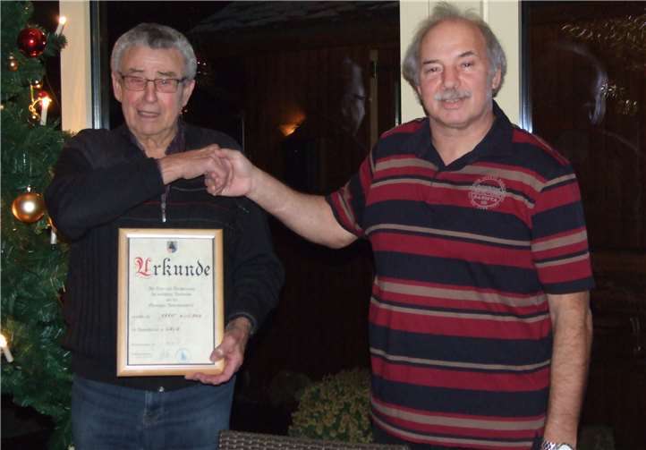 Willi Kraut erhält von August Henn die goldene Anstecknadel der Gemeinde Niederdürenbach.privat