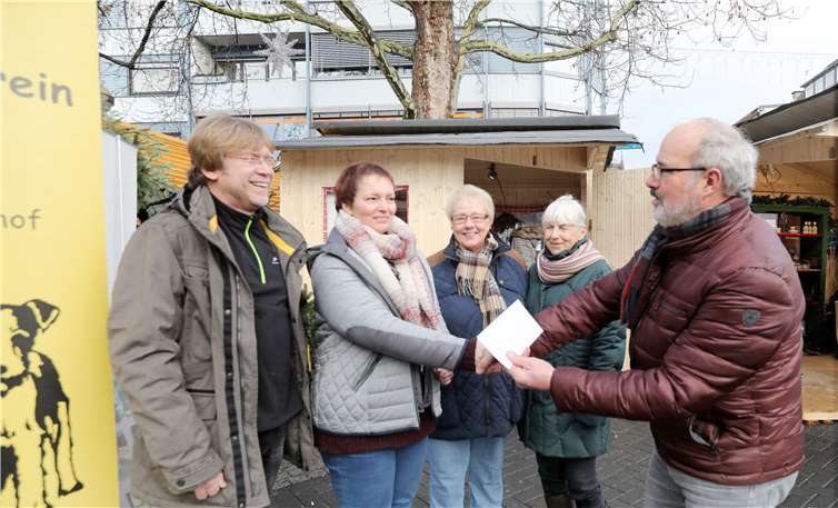Willi Marmé, Kerstin Esch, Edith Muscheid, Ingrid Spitzer und Dieter Hessler (von links)bei der Spendenübergabe. privat