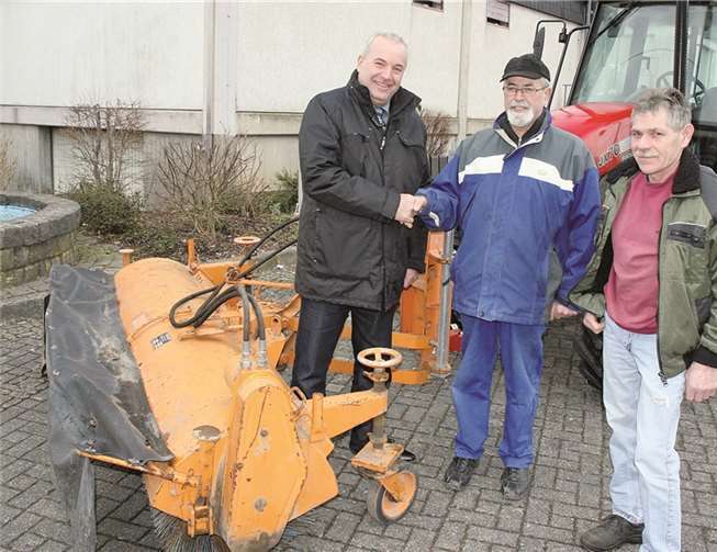 Willi Rademacher nimmt die Kehrmaschine in Empfang.privat