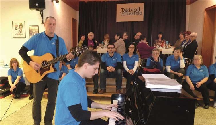 Willi Scharrenbach (Gitarre) und Sohn Lars (Klavier) überzeugten mit ihren kräftigen und ausdrucksstarken Stimmen.