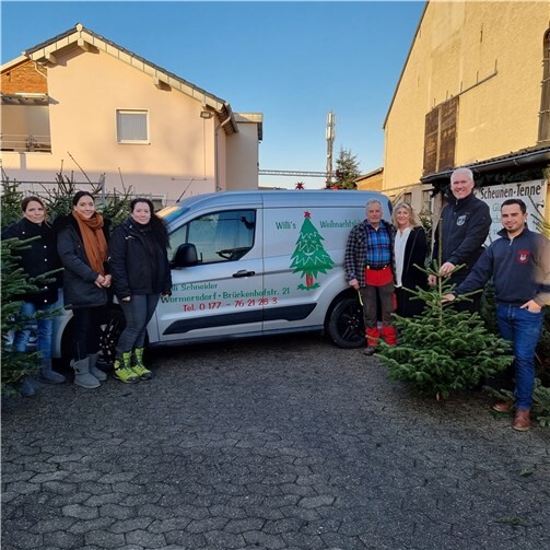 Willi Schneider (Mitte) mit seinen Töchtern, seiner Frau sowie Löschgruppenführer Gregor Zörn und Jugendfeuerwehrwart Marios Christodoulou (v.l.).Foto: Feuerwehr Rheinbach.