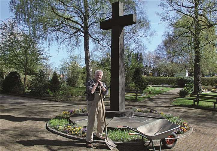 Willi Schneider bringt das Kriegerdenkmal zum Strahlen. privat