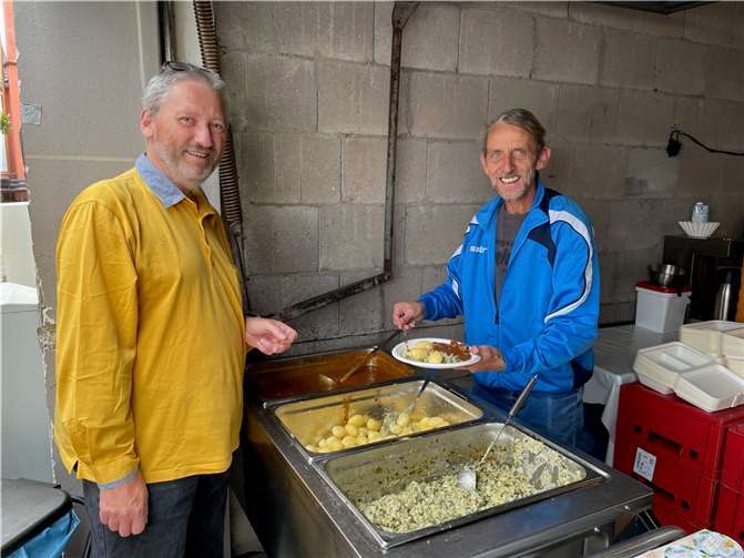 Willi Schneider (r.) gibt eine Mahlzeit aus: Heute gab es Gulasch, Kartoffeln und Gemüse. Foto: ROB