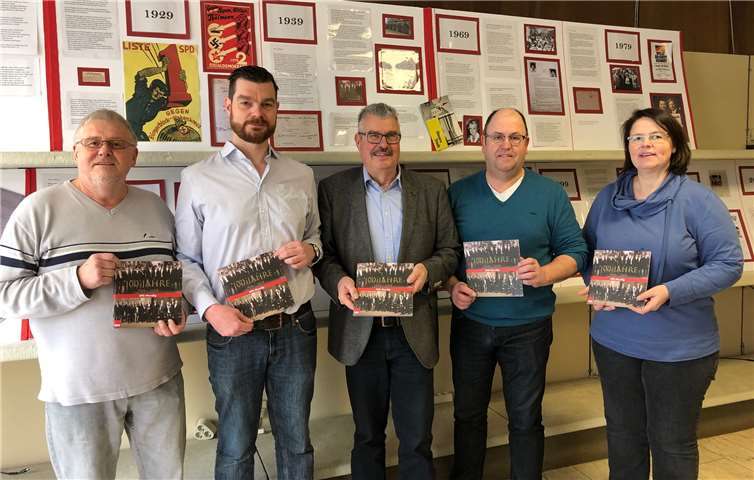 Willi Straub (v. l.), Sven Ammel, Stadtbürgermeister Hans Peter Ammel, Ralf Kraut und Jutta Neideck freuen sich über die gelungene Ausstellung. privat