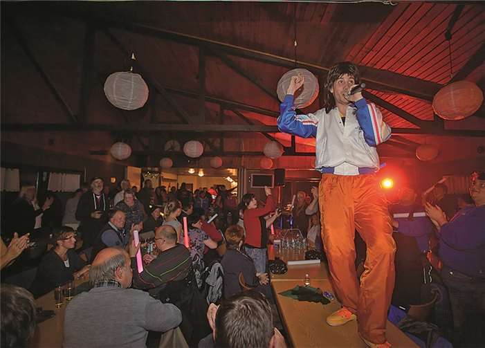 Willi Wedel ging im Schützenhaus über Tische und Bänke.