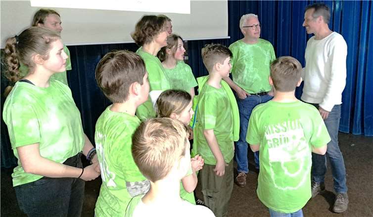Willi Weitzel (links) schnekte den Kindern und Jugendlichen ein paar heitere Stunden.  Foto: Nicole Welsch