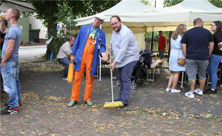 Willi Wichtig achtete auf Sauberkeit. Der Ortschef Patrick Becker musste den Dorfplatz fegen.