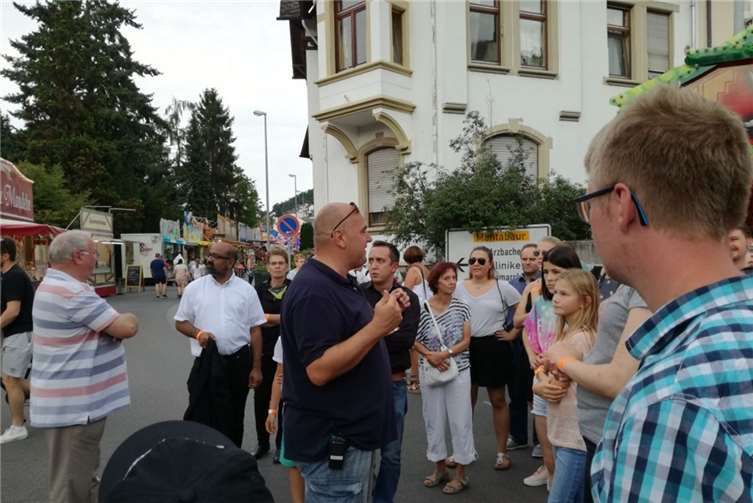 Willi Willig, der Marktmeister, erklärte den Besuchern die Hintergründe des Bartholomäusmarktes.