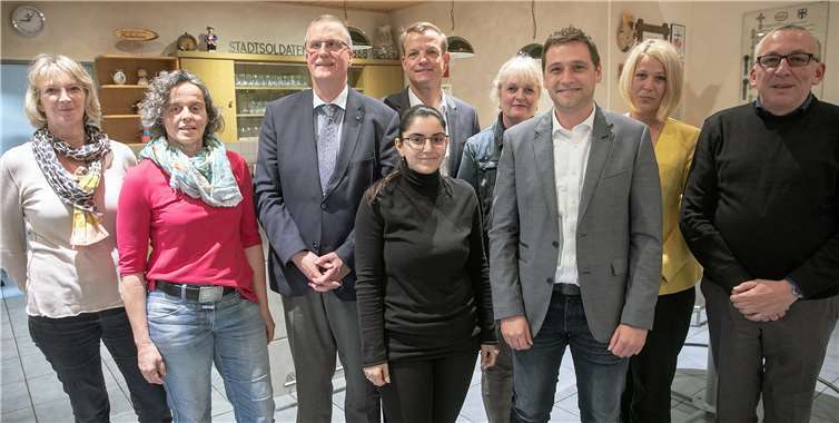 Willi Wittges-Stoelben (rechts) bleibt Vorsitzender des Meckenheimer Verbundes. Bei den Neuwahlen wurden gewählt (von links) Sabine Dräbing, Bärbel Weihsweiler, Heinz Brun, Sirin Irmak, Ralf Brass, Assistentin Gabi Sperling, Sven Schnieber und Stephanie Rosenberger. Fotos: JOST
