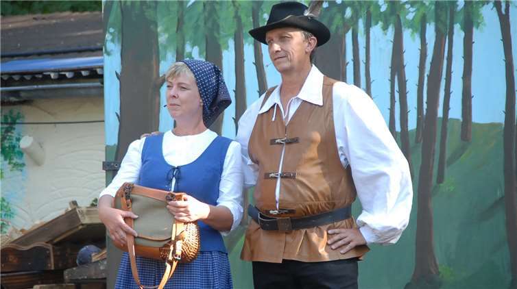 Willi Wolf als Räuberhauptmann Schinderhannes und Anja Schmidt als seine Braut Julchen.