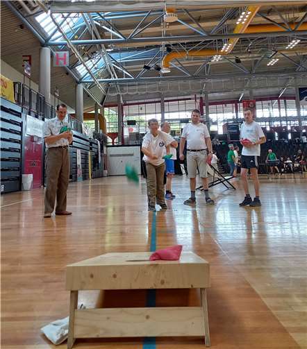 Willi von „Willi und Ernst“ probierte sich gemeinsam mit Athlet*innen der Lebenshilfe Worms beim Zielwurf bei der Station „Cornhole“ aus.