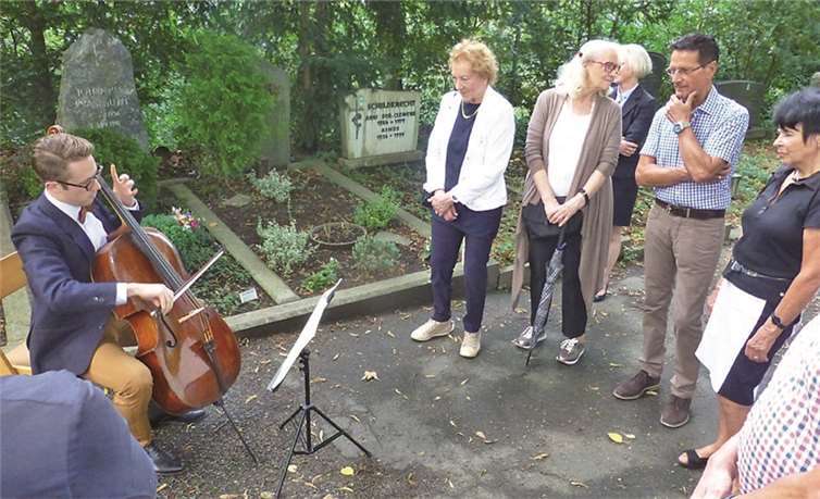William Hewer am Cello würdigte mit einem kurzen Konzert die Leistungen von Johannes Wasmuth.