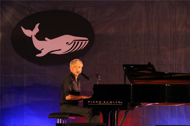 William Wahl begeisterte sein Publikum am Steinway & Sons-Flügel im Bad Breisiger  Kultschuppen Jahnhalle.  