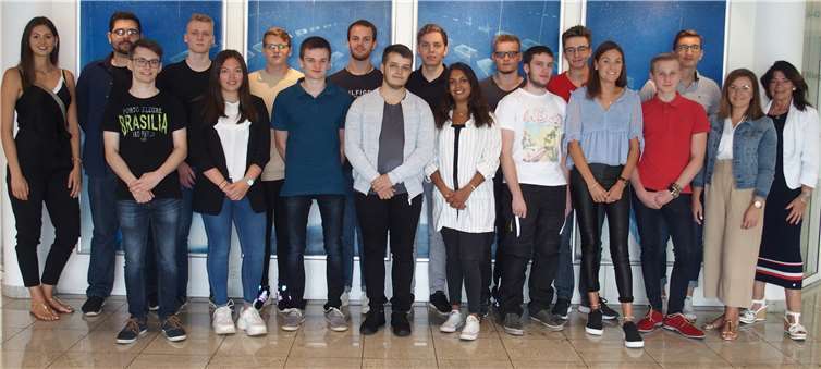 Willkommen bei SHD: 16 Auszubildende begannen am 1. August ihre Ausbildung: (hintere Reihe v.l.) Lion Basin, Daniel Braun, Artem Dadynskij, Matti Rademacher, Niklas Will, Jonas Michel, Marc Aurel Korn, Tino Münch, (vordere Reihe v.l.) Kevin Göhler, Vanessa Bein, Markus Portugall, Matthias Trotno, Gizem Dolanbay, Niklas Hermann, Larissa Wimmer, Max Stallknecht (Praktikant), Veronika Bartel. Foto: privat