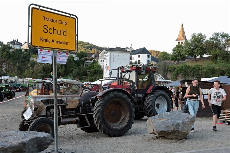 Großes Traktorentreffen in Schuld mit über 300 Fahrzeugen und Ausfahrten
