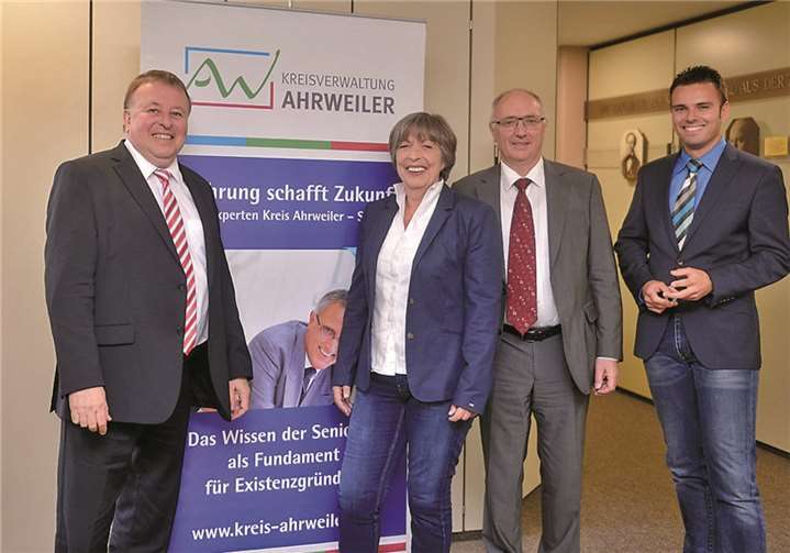 Willkommen im Team der Senior-Experten: Dr. Jürgen Pföhler (li.) und Christian Weidenbach (re.) mit Susanne Bange-Helten und Dr. Karl-Josef Schmidt. Michael Hattenhauer und Prof. Heinz-Josef Monreal (nicht im Bild) komplettieren das neue SEK-Quartett. Kreisverwaltung Ahrweiler