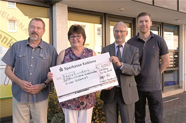 Willkommene Spende (von links): Robert Kretzer (Geschäftsführer Mittelrhein-Management GmbH), Helma Kutzner (Vorsitzende der Elterninitiative krebskranker Kinder Koblenz), Franz-Josef Sürdt (stellvertretender Vorstandsvorsitzender Mittelrhein-Marathon), Reinhard Feldkirchner (Kassierer der Elterninitiative krebskranker Kinder Koblenz).Dietmar Guth